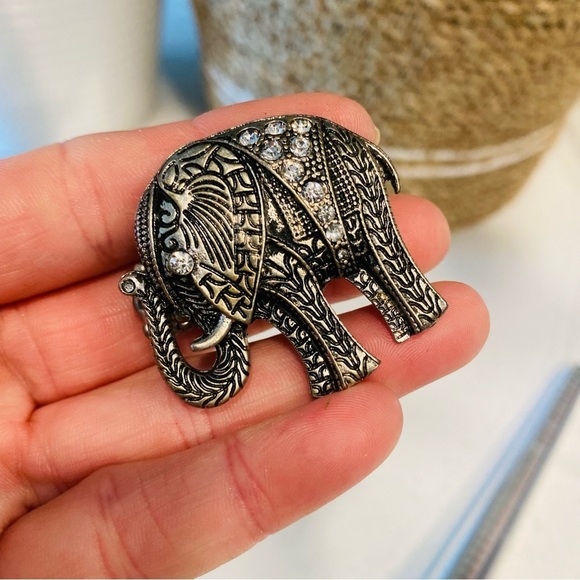 Silver Tone Elephant w/ Rhinestones Statement Ring Stretchy Size 7-13 - Picture 5 of 5